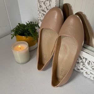 Naturalizer Beige Flats (wide)
